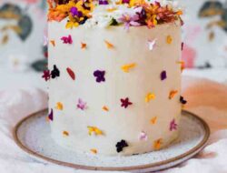 Decorar pasteles de boda con flores: guía completa