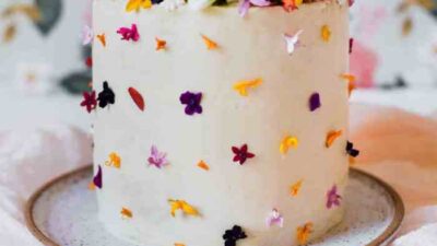 How to decorate wedding cake with flowers