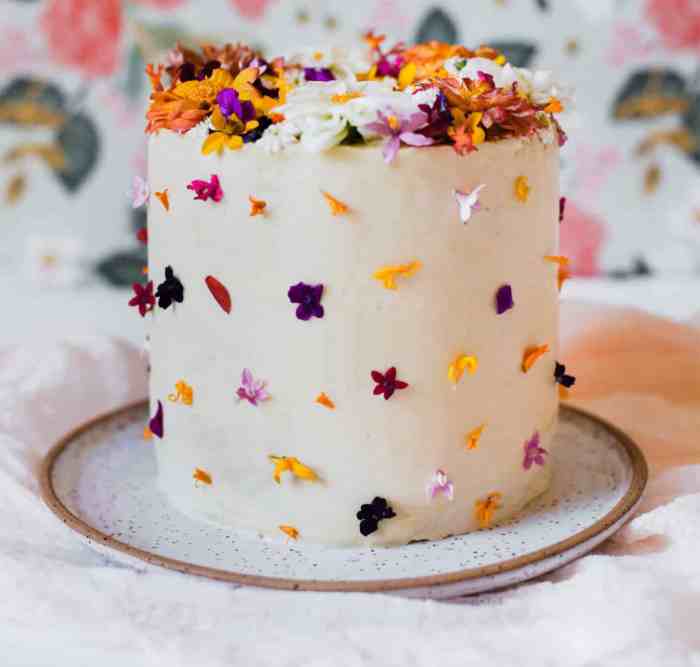 How to decorate wedding cake with flowers