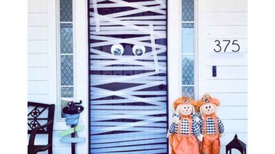 How to decorate apartment door for halloween