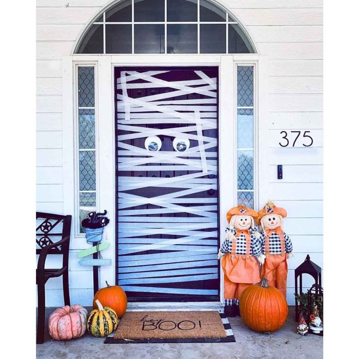 How to decorate apartment door for halloween