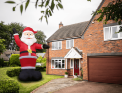 Weihnachtliche Türdeko: So verschönerst du deine Wohnungstür