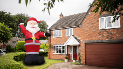 Weihnachtliche Türdeko: So verschönerst du deine Wohnungstür