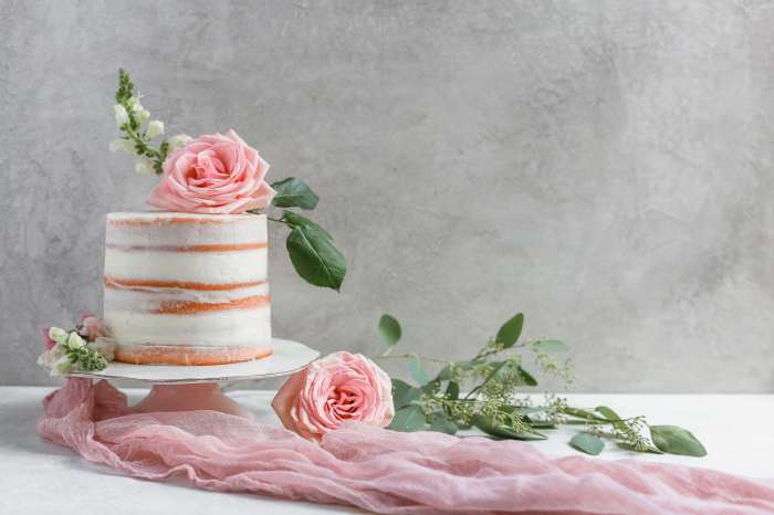 How to decorate wedding cake with flowers