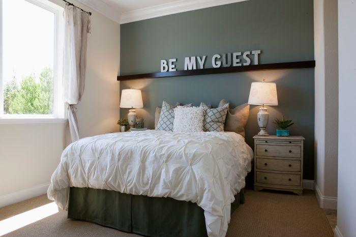 How to decorate small guest room