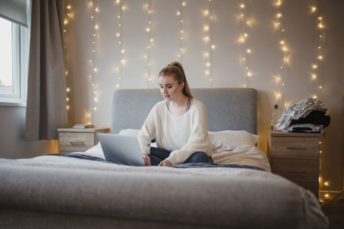 How to decorate a window with fairy lights