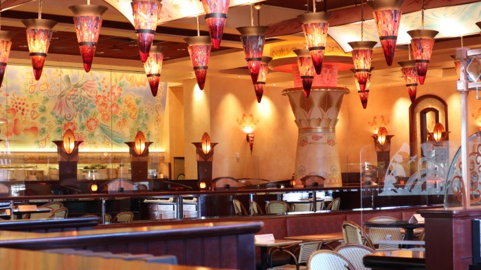 What style decor is cheesecake factory